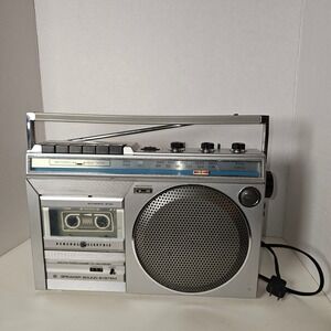 General Electric 3-5246A Vintage AM/FM Radio Cassette Recorder Boombox Silver
